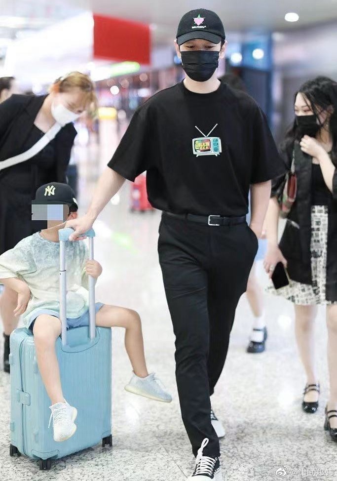 黄晓明带儿子现身机场，小海绵可爱满分，此前还被质疑没时间陪孩子