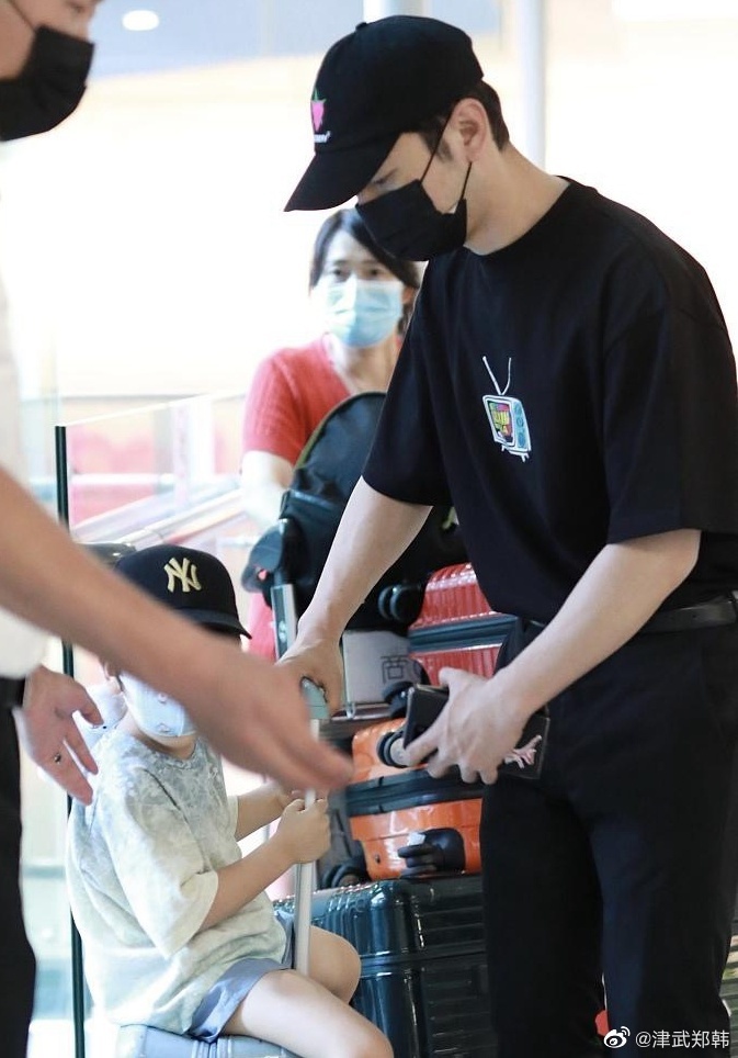 黄晓明带儿子现身机场，小海绵可爱满分，此前还被质疑没时间陪孩子