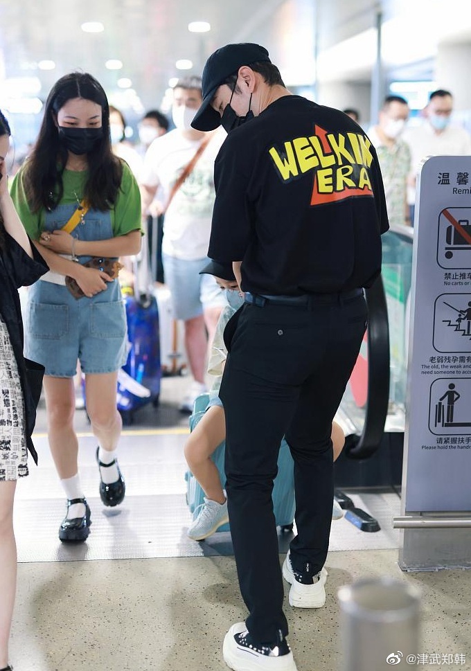 黄晓明带儿子现身机场，小海绵可爱满分，此前还被质疑没时间陪孩子