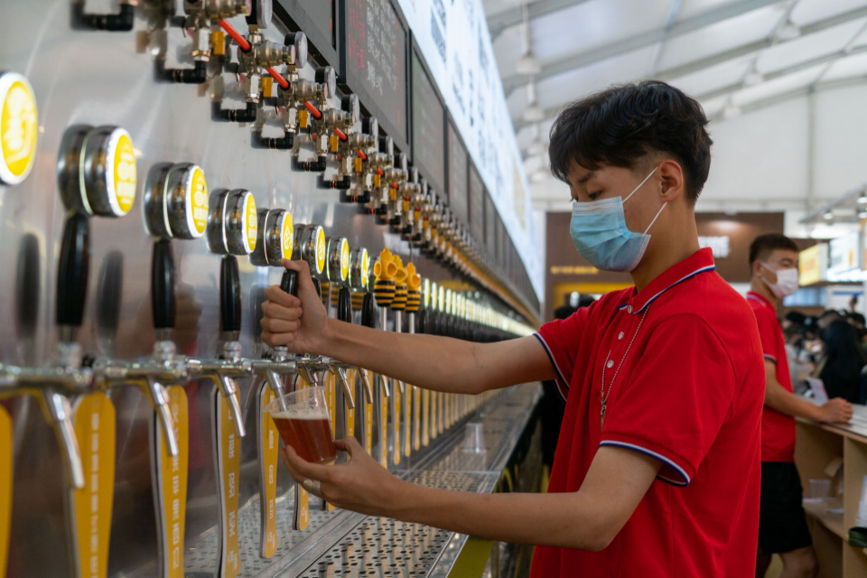 99头单体酒墙30个品牌近千种啤酒尝鲜精酿啤酒嘉年华来啦