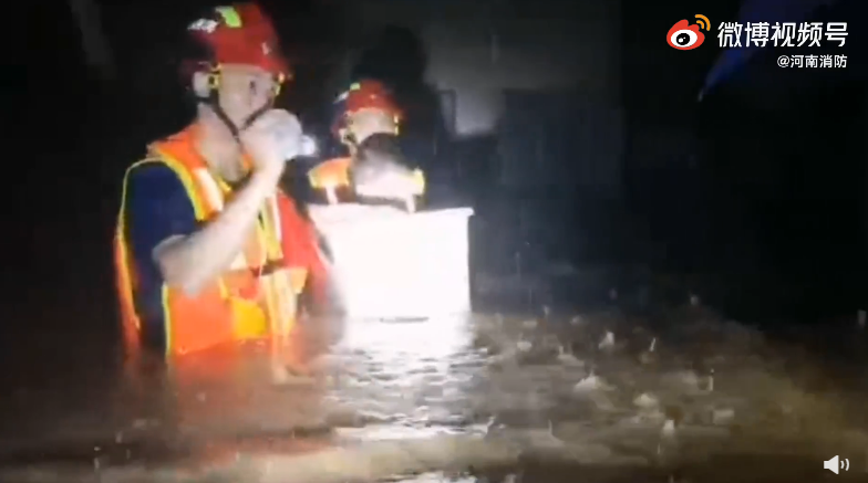 罕见暴雨致郑州地铁12人死亡，郭家咀水库存严重溃坝风险，正疏散群众