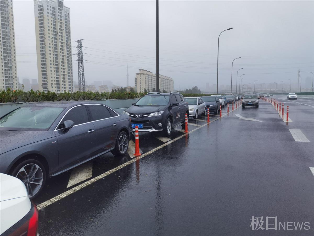 台风“烟花”来袭宁波I级响应：高架桥成停车场，行人上街寸步难行