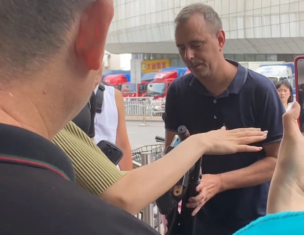 德媒记者被郑州民众围观，后续来了