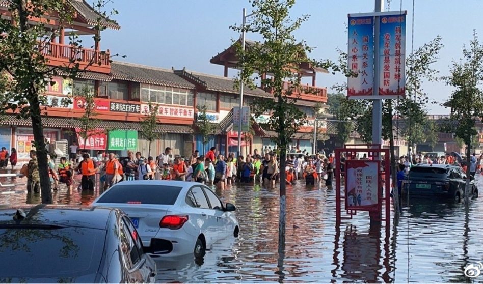 河南卫辉内涝：水越涨越快，有人连夜撤离，市民：走时门都没来得及堵上