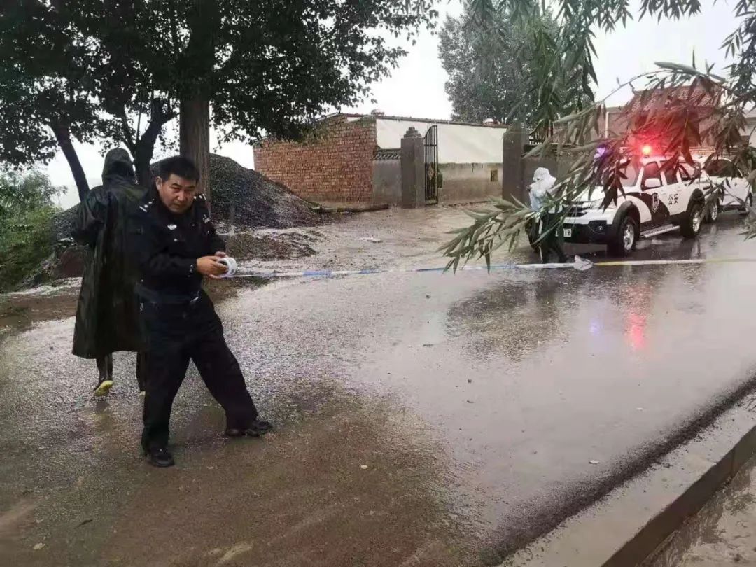 【图说警事】雨中,活跃着一抹警察蓝