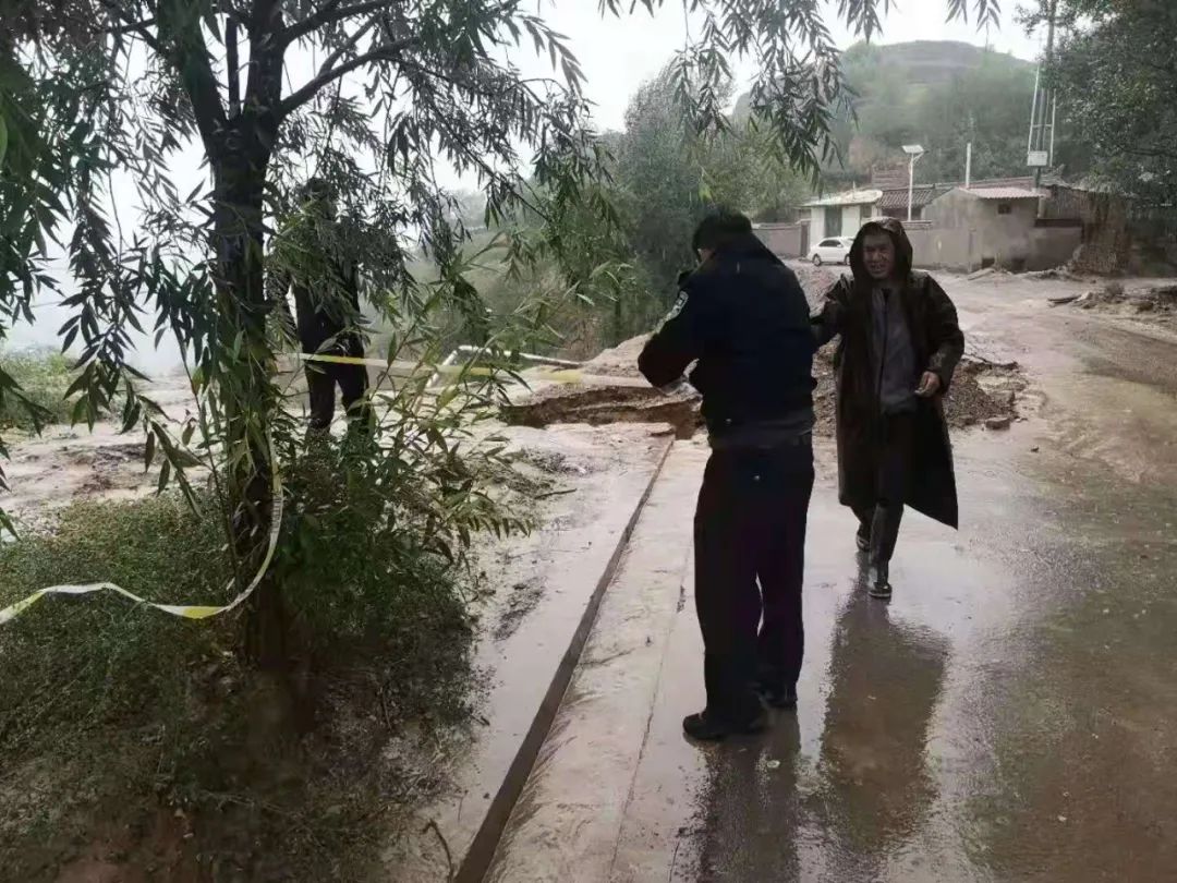 【图说警事】雨中,活跃着一抹警察蓝
