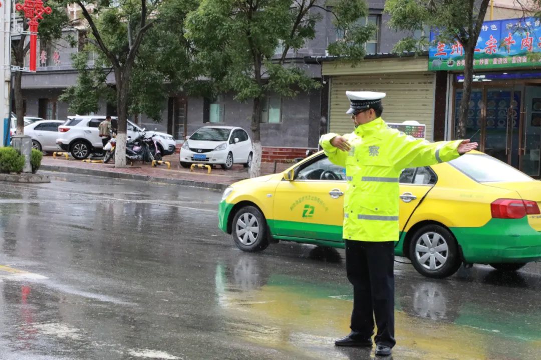 【图说警事】雨中,活跃着一抹警察蓝