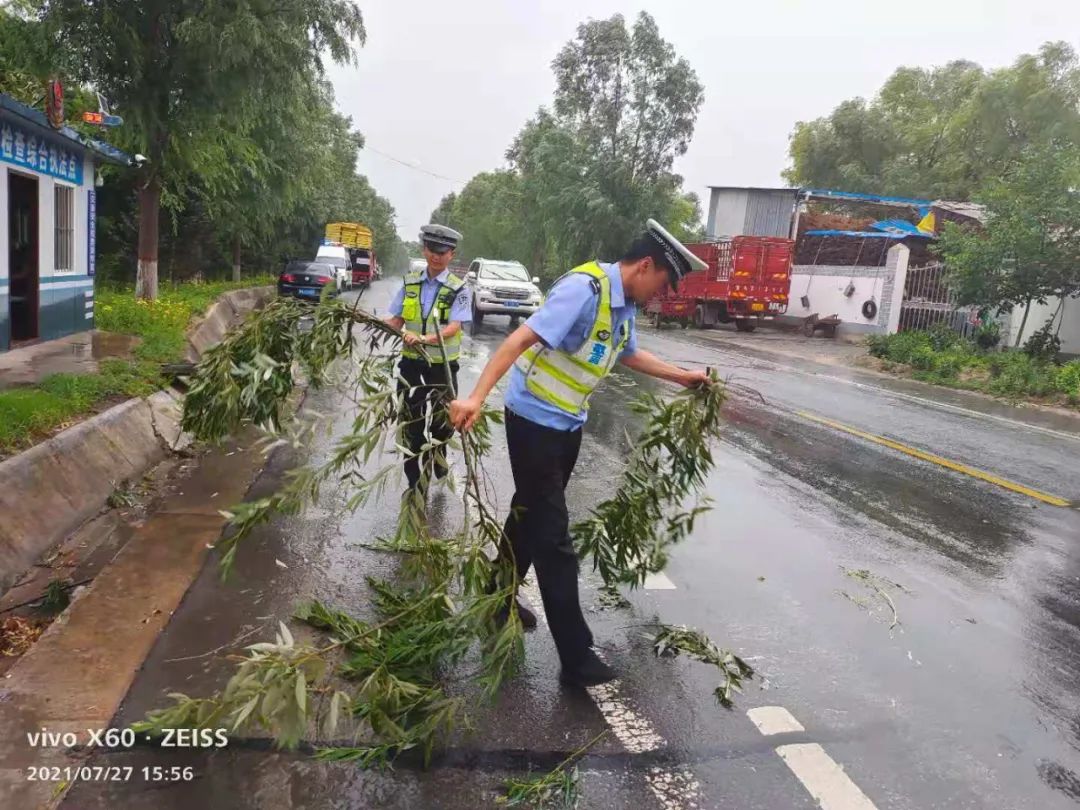 【图说警事】雨中,活跃着一抹警察蓝