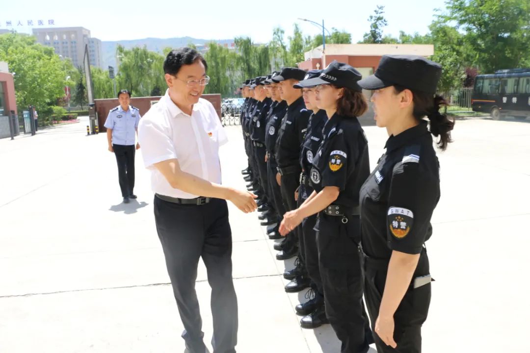 魏贺生同志“八一”建军节前看望慰问特警支队退伍军人