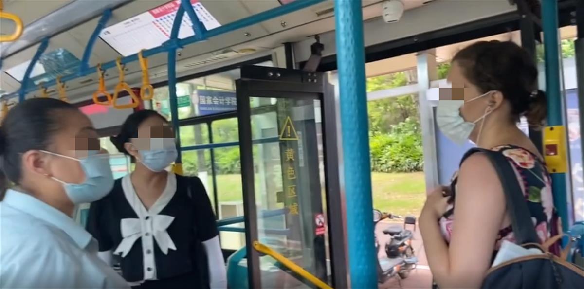 外籍女子坐公交不戴口罩还辱骂“中国人是垃圾”，厦门警方介入