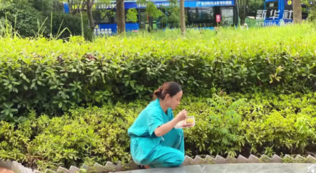 小女孩排队做核酸，遇到6天没见的护士妈妈……