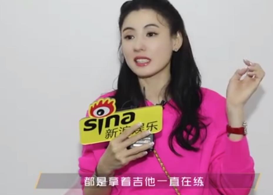 张柏芝趴床上亲吻11岁儿子，穿吊带睡衣险走光，母子互动太甜了