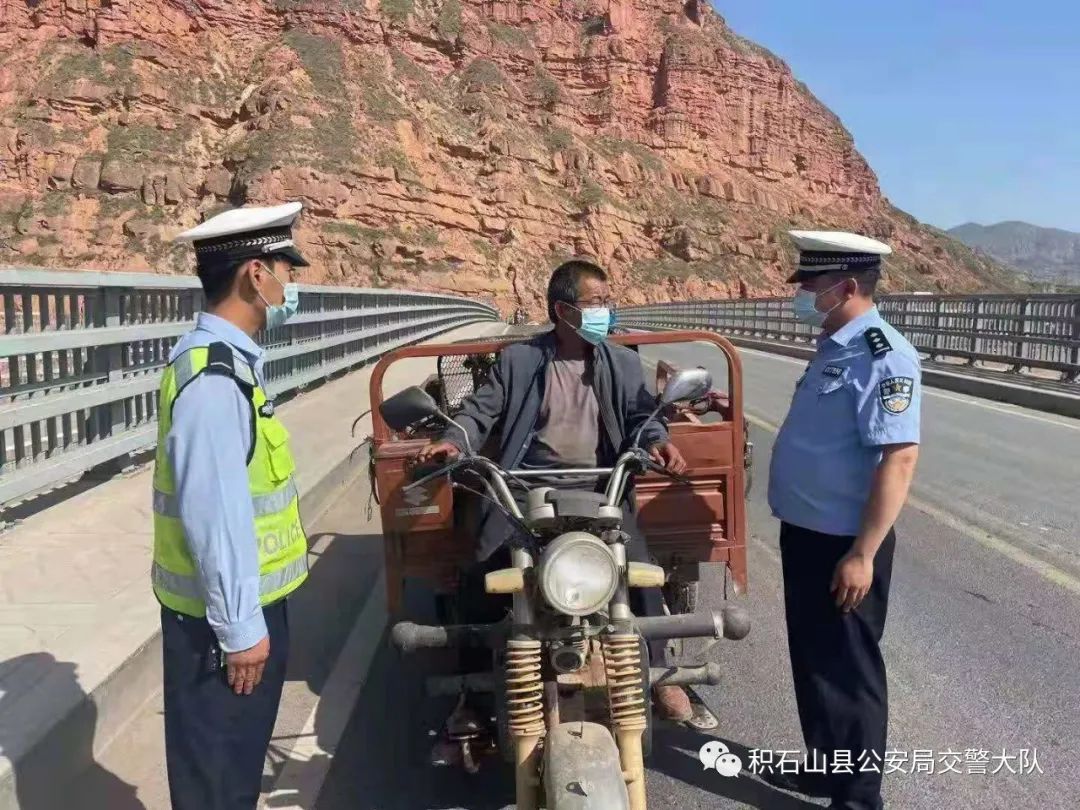 【强担当 除隐患 防事故 保安全】积石山公安交警开展“一盔一带”安全守护行动
