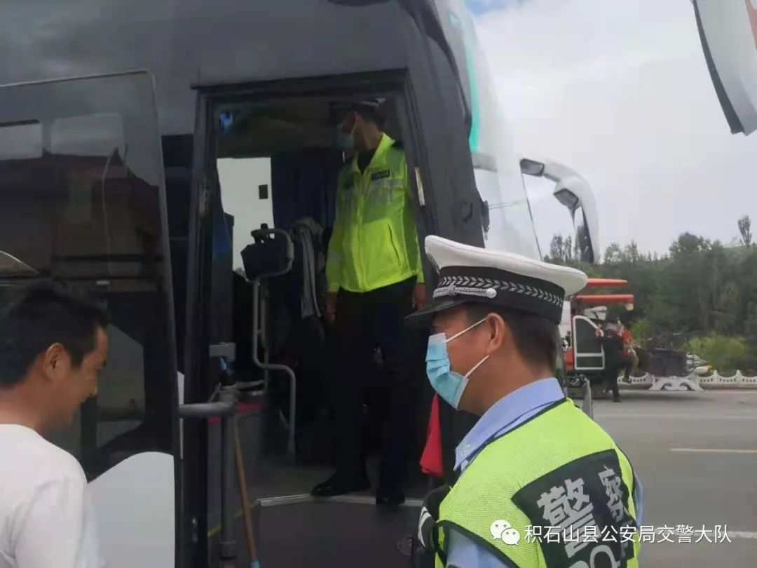 【强担当 除隐患 防事故 保安全】积石山公安交警开展“一盔一带”安全守护行动