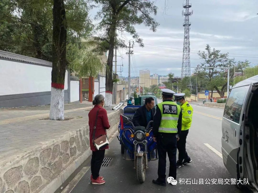 【强担当 除隐患 防事故 保安全】积石山公安交警开展“一盔一带”安全守护行动