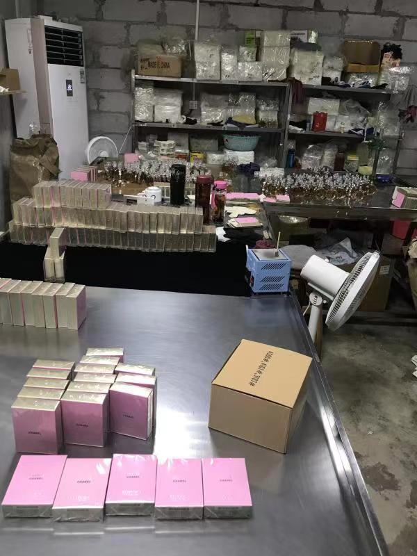 跨市行动！广州白云捣毁一大型化妆品制假窝点，抓获16名犯罪嫌疑人
