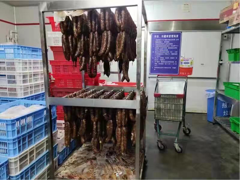 记者暗访超市处理隔夜肉：有臭味的冲洗后上柜台、变质的铰馅灌香肠