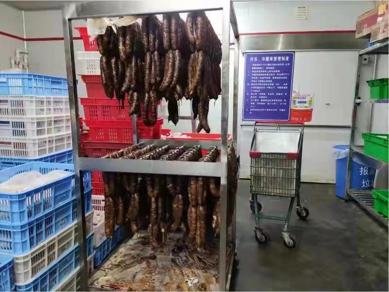 記者暗訪超市處理隔夜肉：有臭味的沖洗后上柜臺(tái)、變質(zhì)的鉸餡灌香腸