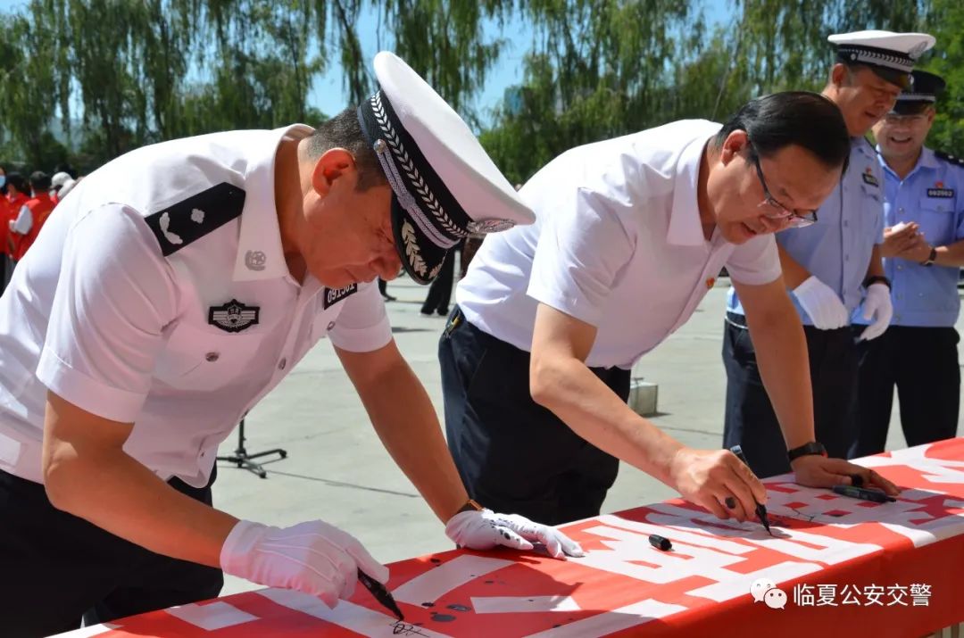 【强担当 除隐患 防事故 保安全】临夏州、市公安交警部门组织开展“摒弃交通陋习 安全文明出行”主题活动