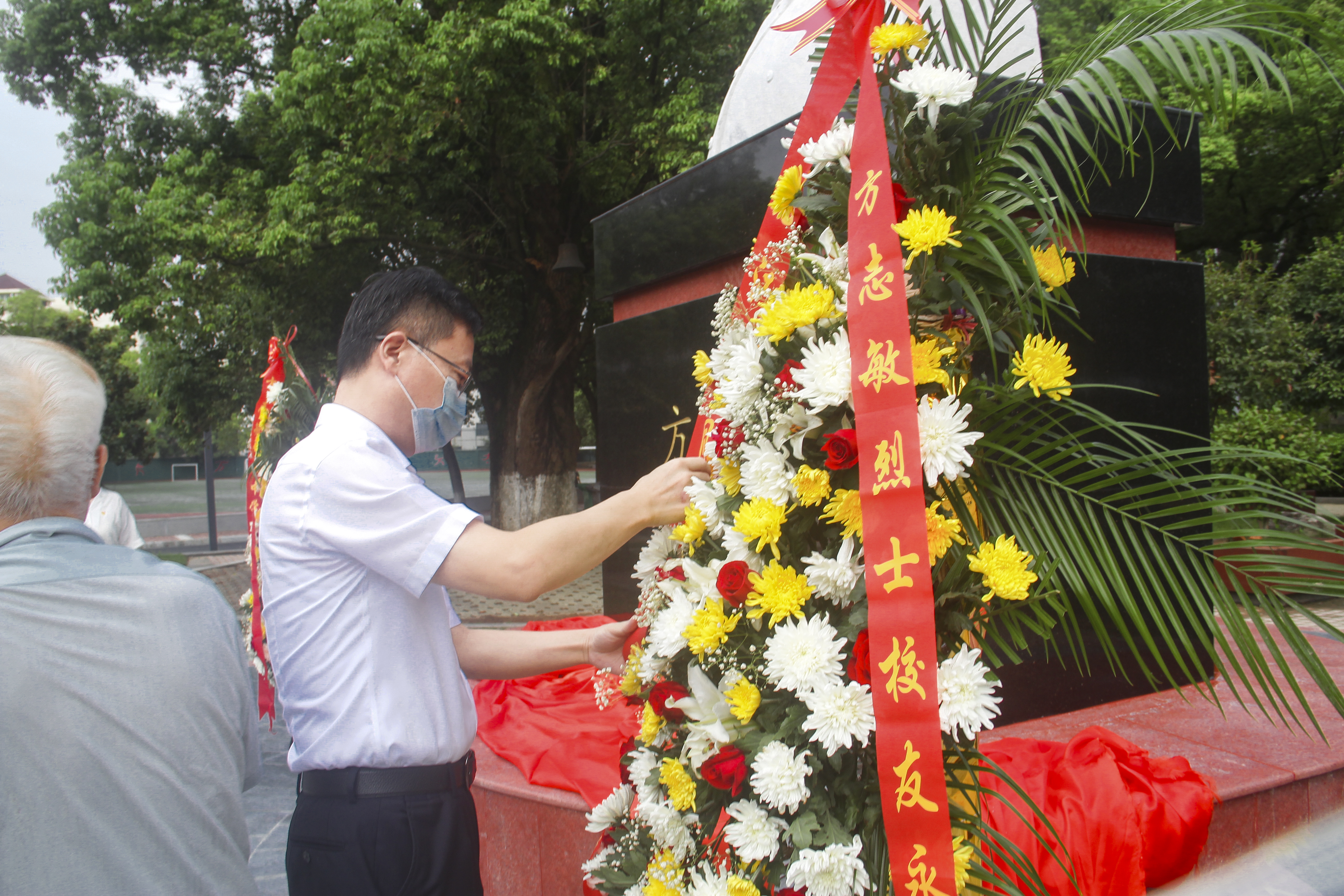 九江市同文中学隆重举行“方志敏塑像移位揭幕”暨“方志敏广场命名”大会
