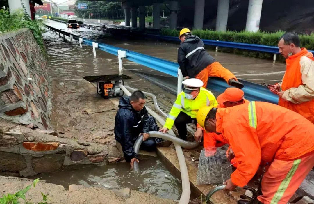 河南高速交警暴雨中昼夜坚守护航 全力守护群众平安