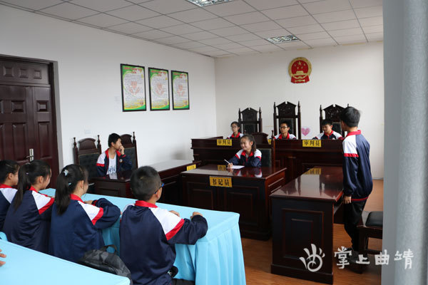 馬龍通泉中學(xué)讓清廉風(fēng)氣滲透到學(xué)校發(fā)展每節(jié)(圖1)