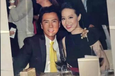 甄子丹与妻子庆结婚18周年，相识三月闪婚，恩爱至今惹人羡