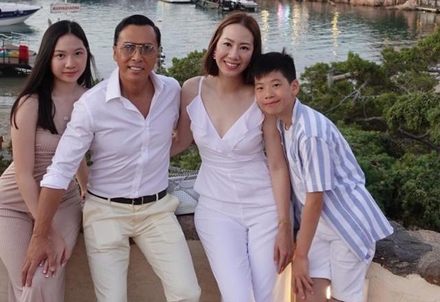 甄子丹与妻子庆结婚18周年，相识三月闪婚，恩爱至今惹人羡