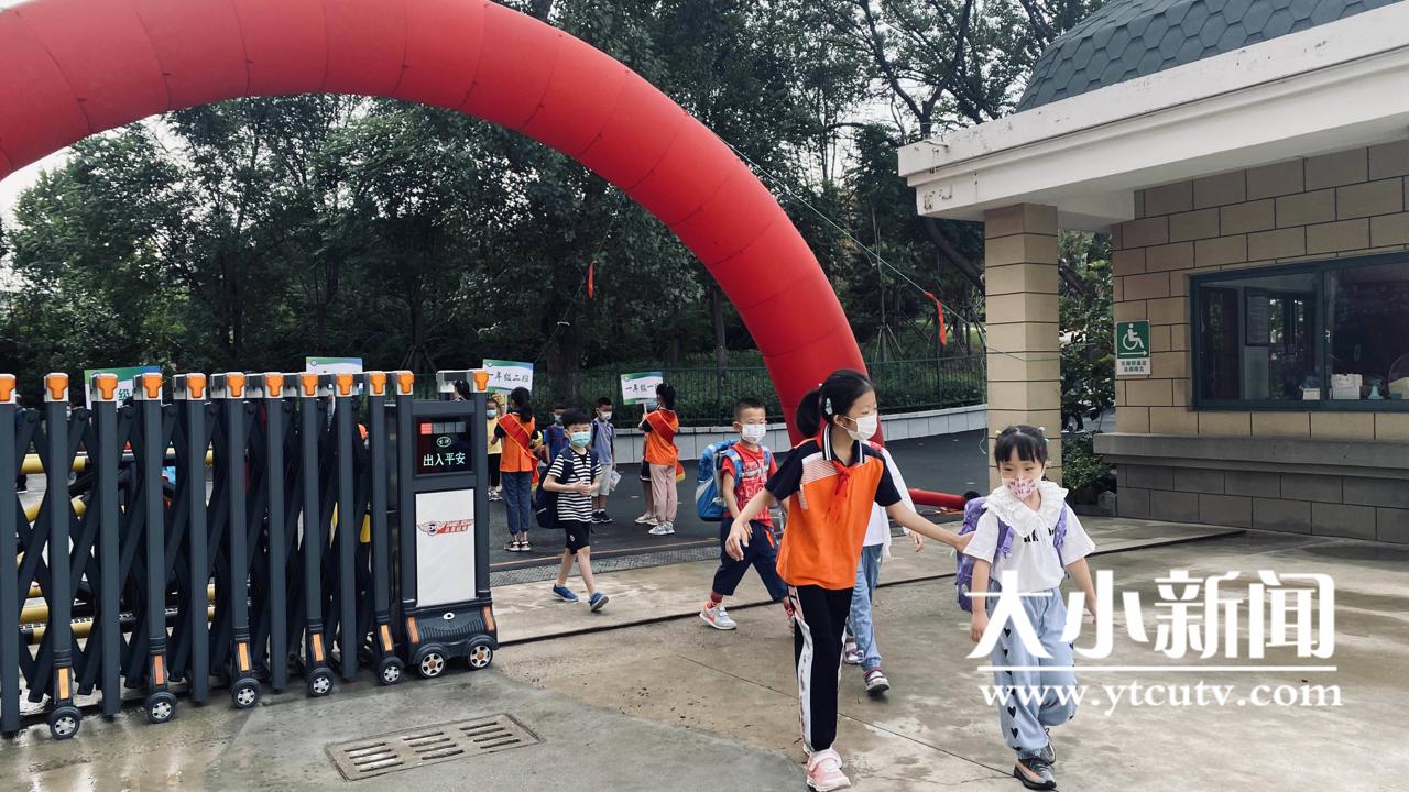 芝罘區(qū)國(guó)翠小學(xué)迎來開學(xué)第一天!新征程(圖3) 芝罘區(qū)國(guó)翠小學(xué)迎來開學(xué)第一天!新征程(圖3)