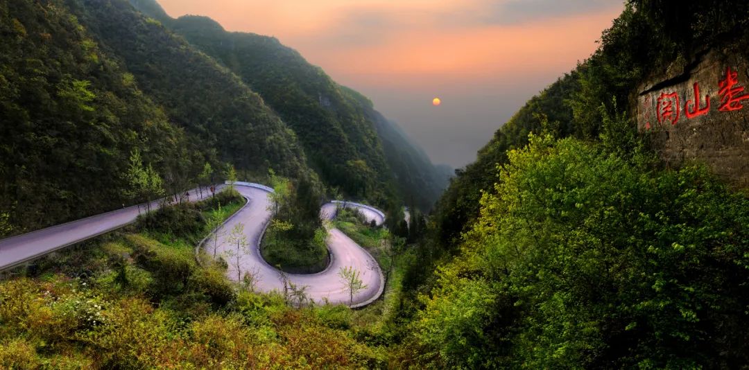 在遵义摄影界,人们称他为"娄山关主".