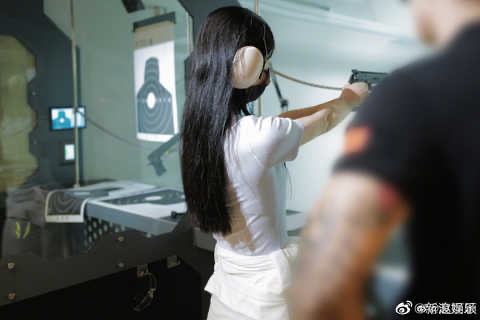 赵丽颖带儿子逛商场，2岁想想正面首曝光身高瞩目，母子互动超温馨