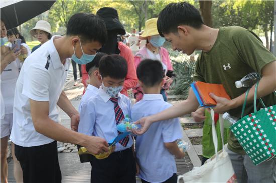 親子毅行、點朱砂、躍“智慧門”……這些杭州小學2021級新生入學禮儀式感滿滿