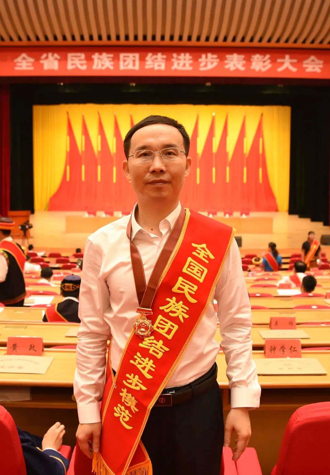 身边的榜样丨陈晓刚：勇挑脱贫攻坚重担 促进民族团结进步