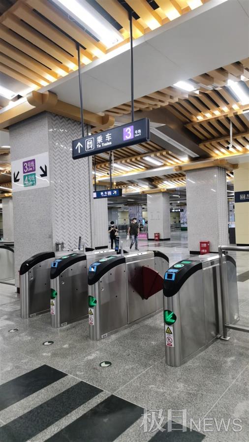 西安警方立案侦查“保安拖拽女乘客”事件，目击者称女子衣服被扯破