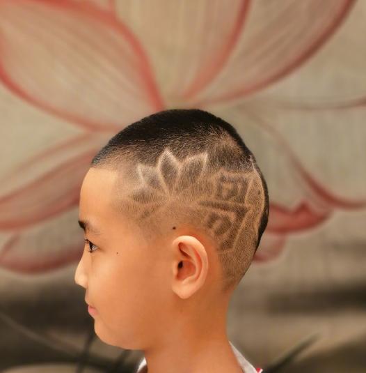 赵文卓晒10岁儿子新发型，脑袋剃哥哥字样和logo，为老爸硬核应援