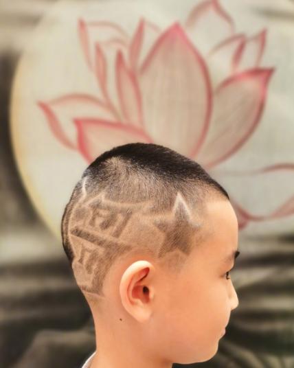 赵文卓晒10岁儿子新发型，脑袋剃哥哥字样和logo，为老爸硬核应援