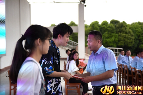 德外舉行開學(xué)典禮 疫情期間校長(zhǎng)寄語(yǔ)全校學(xué)生