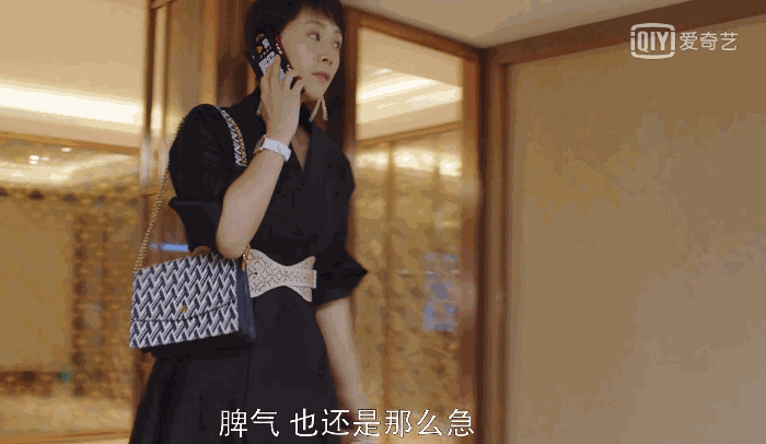 潘粤明黄磊挺啤酒肚失去下颌线，纵观同辈女演员，这反差太大了