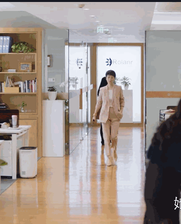 潘粤明黄磊挺啤酒肚失去下颌线，纵观同辈女演员，这反差太大了