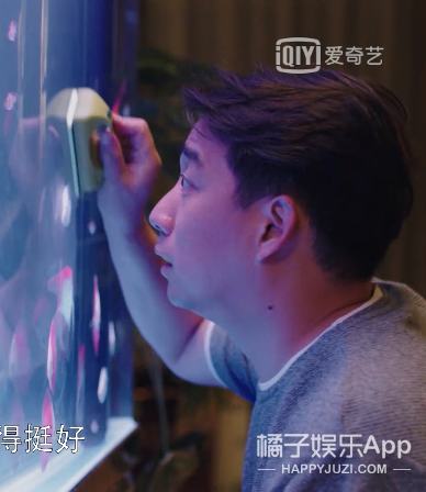 潘粤明黄磊挺啤酒肚失去下颌线，纵观同辈女演员，这反差太大了