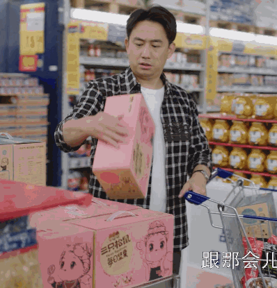 潘粤明黄磊挺啤酒肚失去下颌线，纵观同辈女演员，这反差太大了