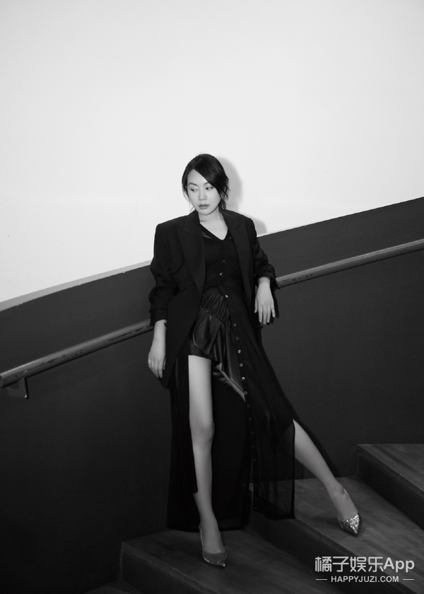 潘粤明黄磊挺啤酒肚失去下颌线，纵观同辈女演员，这反差太大了