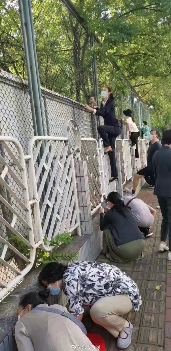 开学第一天，校园围墙“长”满家长