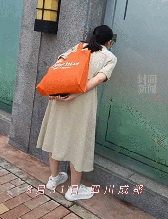 开学第一天，校园围墙“长”满家长