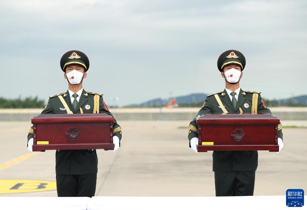中韩双方交接第八批在韩中国人民志愿军烈士遗骸