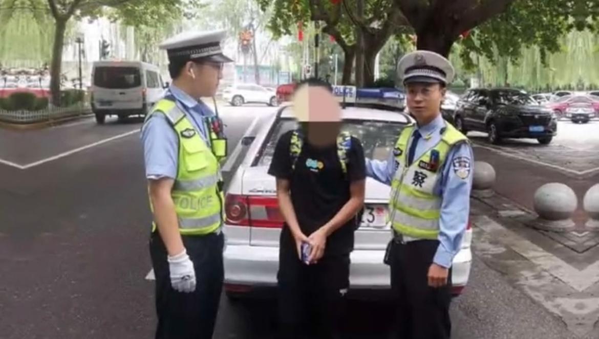 被骗入传销组织，陕西一男子当街“抱住”交警求救