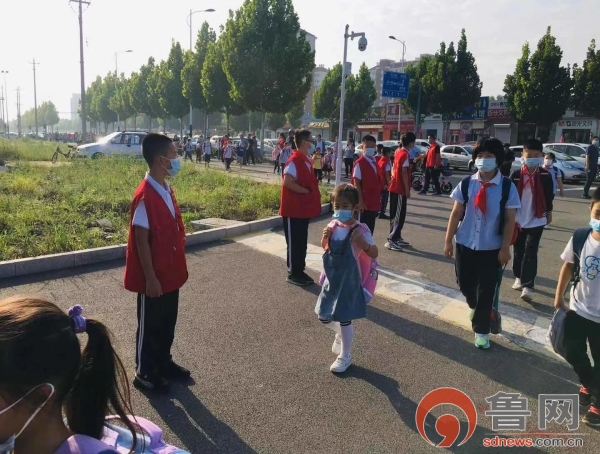 東營(yíng)市勝利第一小學(xué)學(xué)生開展校園志愿活動(dòng)(圖5) 東營(yíng)市勝利第一小學(xué)學(xué)生開展校園志愿活動(dòng)(圖5)