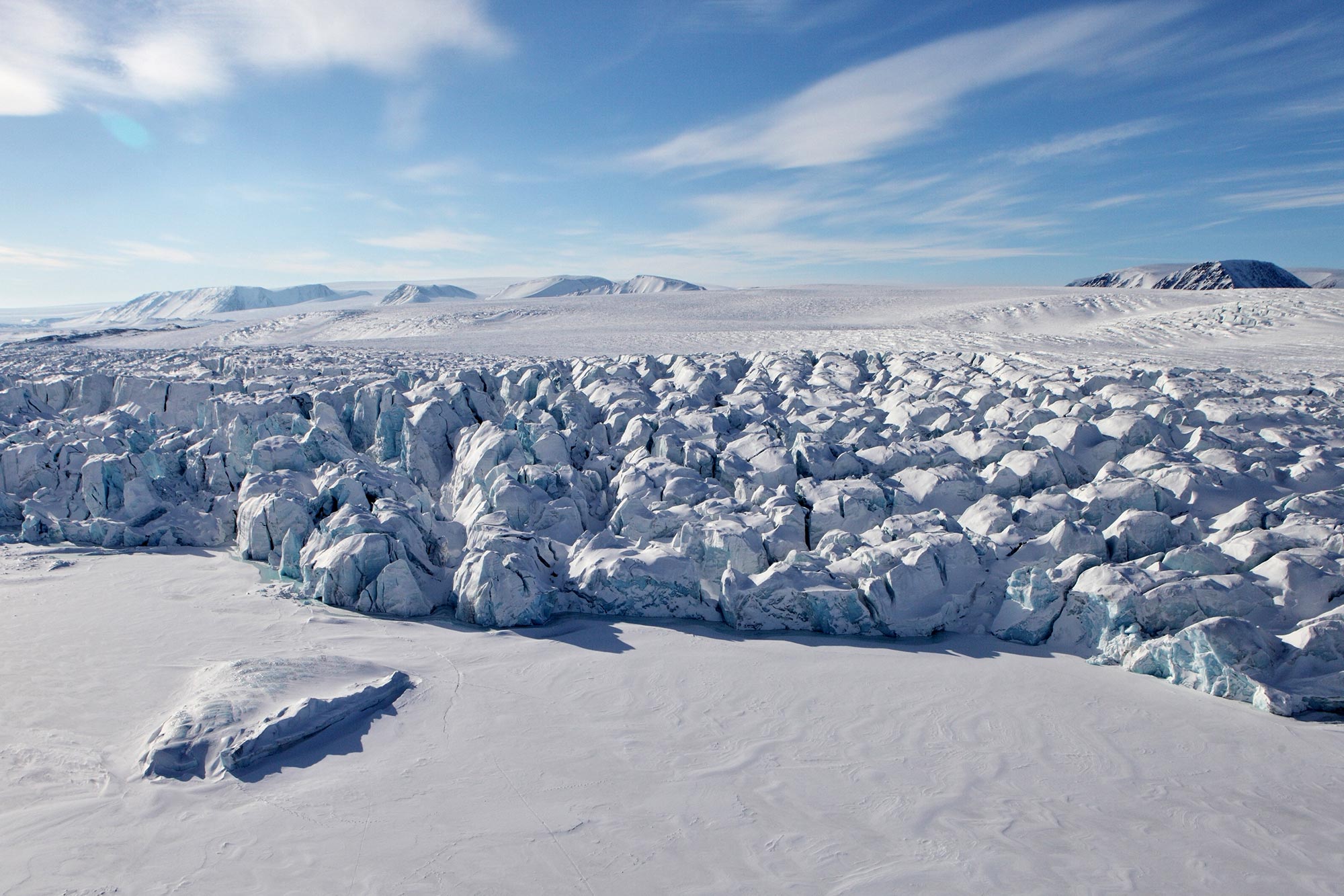 研究显示随着气候变暖，俄罗斯的北极每年正在流失数十亿吨冰