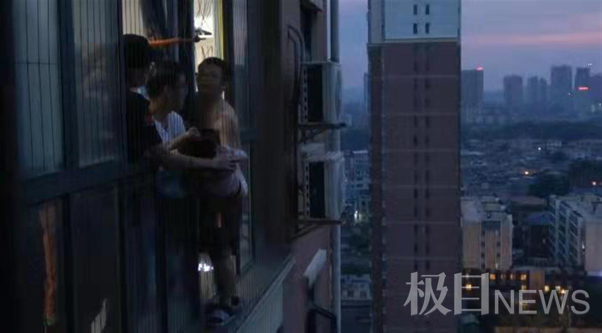 4岁女童上演惊魂一幕：从20楼家中攀爬到18楼防盗窗外，幸得一众好心人隔窗托住