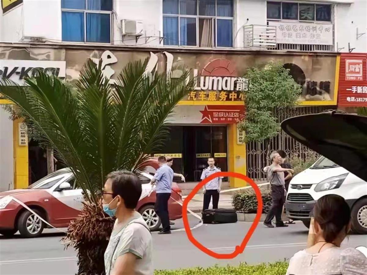 刚刚！江西“皮箱藏尸案”受害女子家属赶到殡仪馆，确认死者身份
